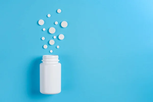 Pastillas Blancas Tabletas Frasco Blanco Sobre Fondo Azul Copiar Espacio — Foto de Stock