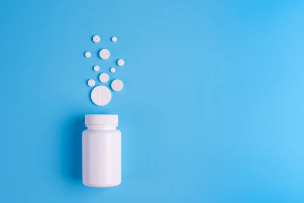 Pastillas Blancas Tabletas Frasco Blanco Sobre Fondo Azul Copiar Espacio — Foto de Stock