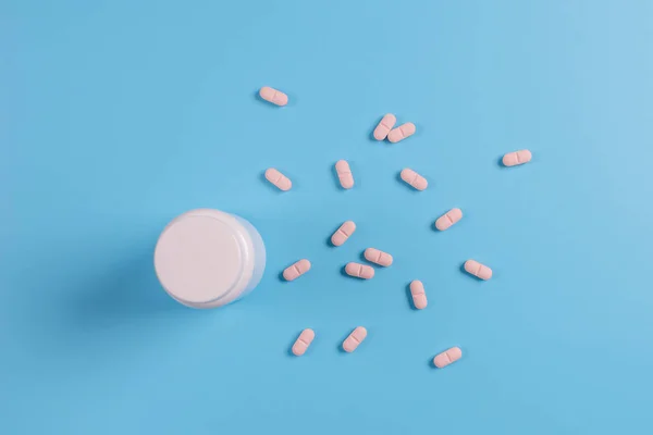 Pastillas Rosadas Tabletas Frasco Blanco Sobre Fondo Azul Copiar Espacio — Foto de Stock