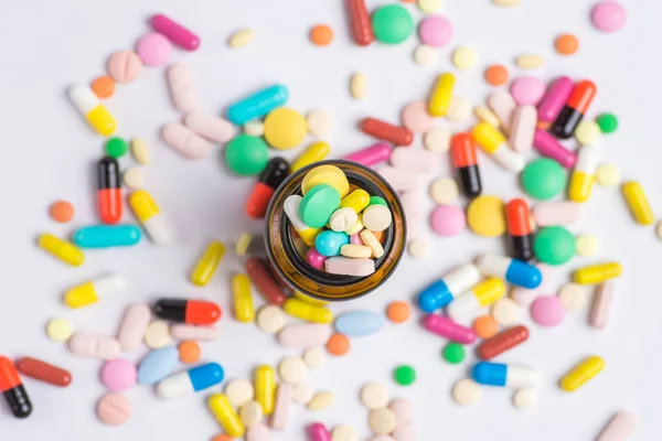 Farmaceutisk Medicin Piller Tabletter Glasflaska Vit Bakgrund — Stockfoto