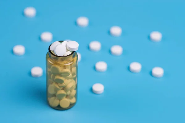 Różne Tabletki Tabletki Biały Medycyna Farmaceutycznych Szklanej Butelce Pomarańczowym Tle — Zdjęcie stockowe