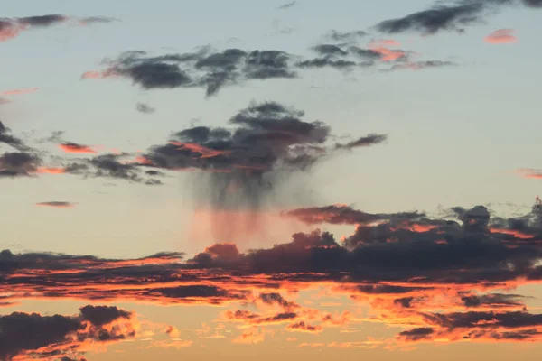 Céu Vívido Fundo Céu Nuvens Azuis Vermelhas Carmesim Roxas Pôr — Fotografia de Stock