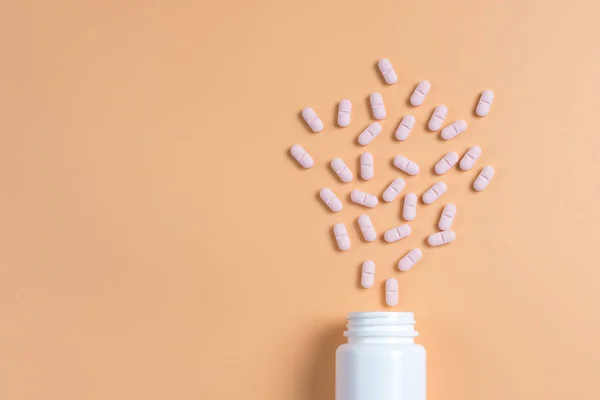 Pastillas Rosadas Comprimidos Frasco Blanco Sobre Fondo Amarillo Copiar Espacio —  Fotos de Stock