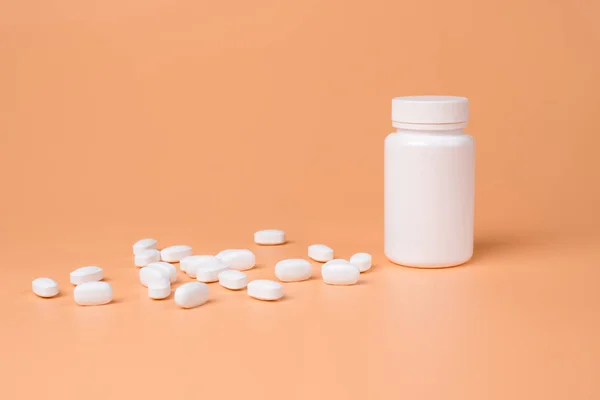 Pastillas Blancas Tabletas Frasco Blanco Sobre Fondo Naranja Copiar Espacio — Foto de Stock