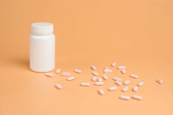 Pastillas Rosadas Comprimidos Frasco Blanco Sobre Fondo Amarillo Copiar Espacio — Foto de Stock