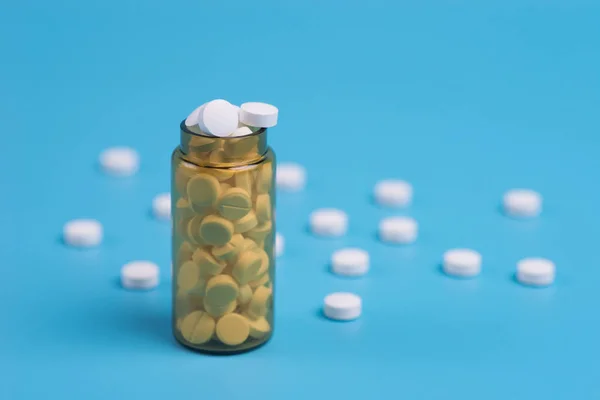 Různé Farmaceutické Medicíny Pilulky Bílé Pilulky Skleněné Láhvi Oranžové Pozadí — Stock fotografie