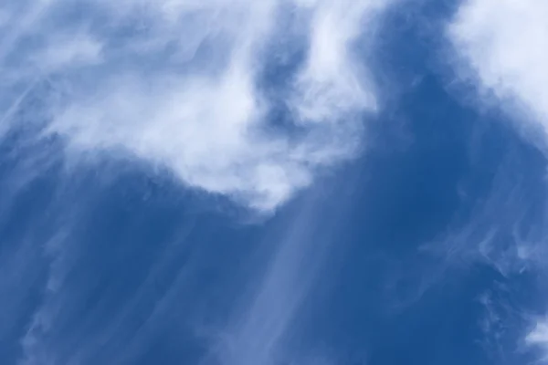 Gyönyörű kék ég és fehér felhők — Stock Fotó