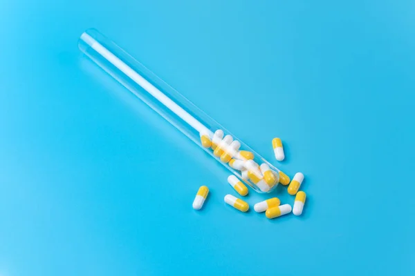 Medizin weiße und gelbe Pillen oder Tabletten fallen aus dem Test — Stockfoto