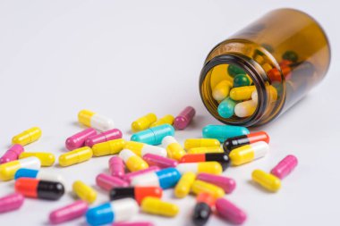 Beyaz bir arka plan üzerinde cam şişede Tablet