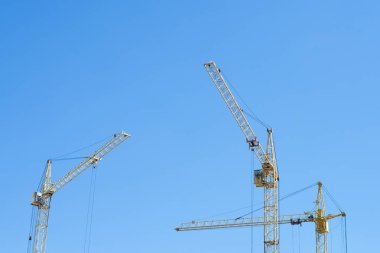 Mavi gökyüzü arka planında inşaat vinci