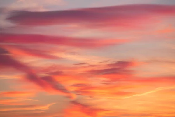 Rood, crimson en paars wolken van zonsondergang of 's morgens dayb avond — Stockfoto