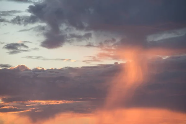 Gelbe und orangefarbene Wolken am Abend Sonnenuntergang oder Morgendämmerung — Stockfoto