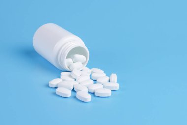 Beyaz tıp hapları veya Tablet beyaz şişeden bırakın 