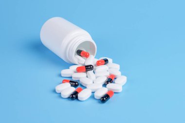 Turuncu ve siyah hap, Tablet ve beyaz şişe mavi backgro üzerinde