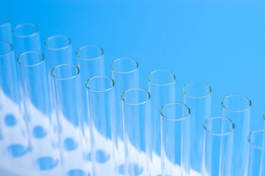 Cam test tüpleri bir stand üzerinde mavi arka plan