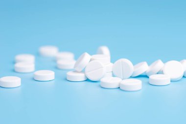 Hapları veya kapsül kopya alanı ile mavi bir arka plan üzerinde beyaz.