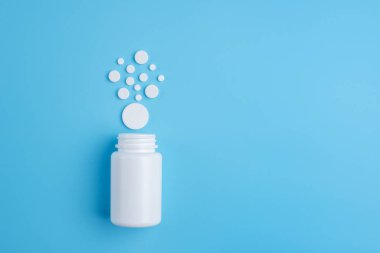 Beyaz tıp hapları veya Tablet beyaz şişeden bırakın 