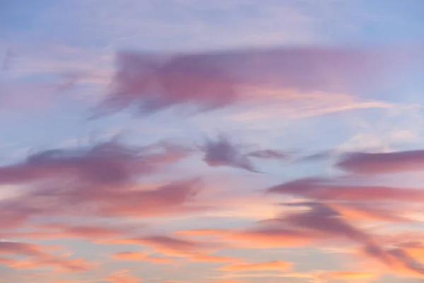 Rote, purpurrote und violette Wolken des Abenduntergangs oder Morgengrauen — Stockfoto