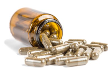 Tıp kahverengi hapları üzerinde beyaz backgrou kahverengi cam şişede