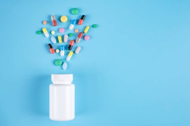 Tıp yeşil, sarı ve pembe hap veya kapsül ve beyaz bott