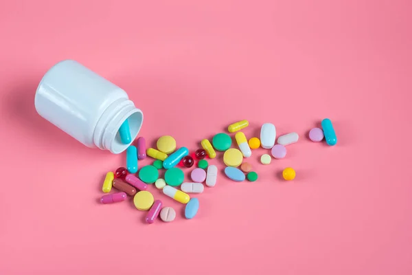Comprimidos, comprimidos e frasco branco de medicamentos variados — Fotografia de Stock