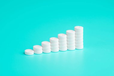 Beyaz hap veya Tablet birbirlerine adım şeklinde yığılmış