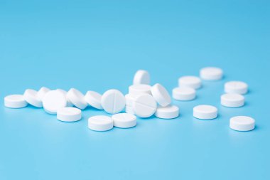 Hapları veya kapsül kopya alanı ile mavi bir arka plan üzerinde beyaz.