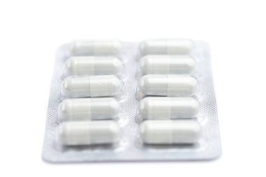 Kabarcıklar mavi zemin üzerine beyaz tıp hapları paketlenmiş.