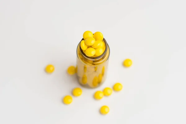 Tıp sarı hapları veya tabletler kahverengi cam bot dışarı damla — Stok fotoğraf