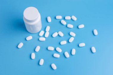 Beyaz hap, Tablet ve mavi zemin üzerine beyaz şişe
