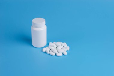 Beyaz hap, Tablet ve mavi zemin üzerine beyaz şişe