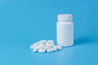 Beyaz hap, Tablet ve mavi zemin üzerine beyaz şişe