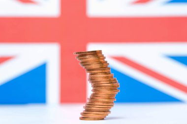 Renkli ba farklı pozisyonlarda birbirlerine yığılmış sikkeler