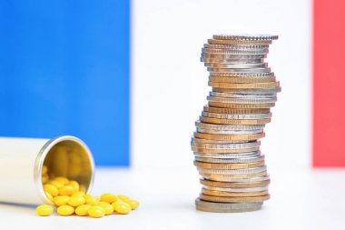 Renkli ba farklı pozisyonlarda birbirlerine yığılmış sikkeler