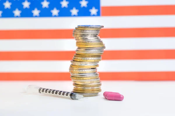 Coins stacked on each other in different positions on colored ba — Stock Photo, Image