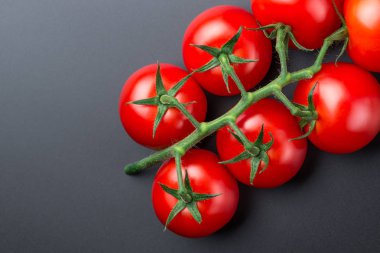 Siyah bir arka plan üzerinde güzel kırmızı domates, yakın.