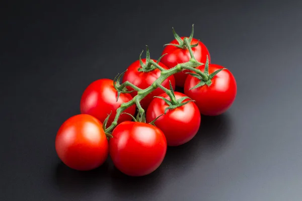 Красивые красные помидоры на черном фоне, крупным планом . — стоковое фото