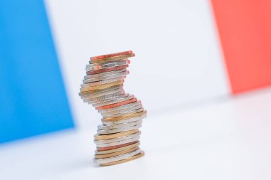 Renkli ba farklı pozisyonlarda birbirlerine yığılmış sikkeler