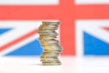 Renkli ba farklı pozisyonlarda birbirlerine yığılmış sikkeler