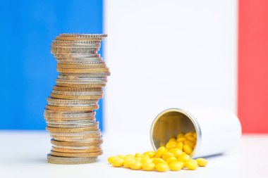 Renkli ba farklı pozisyonlarda birbirlerine yığılmış sikkeler