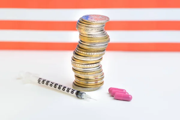 Monedas apiladas una sobre la otra en diferentes posiciones en ba de color — Foto de Stock