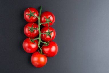 Siyah bir arka plan üzerinde güzel kırmızı domates, yakın.