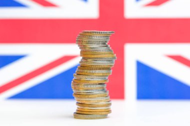 Renkli ba farklı pozisyonlarda birbirlerine yığılmış sikkeler