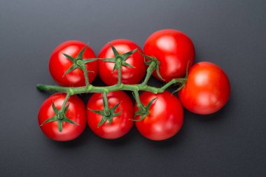 Siyah bir arka plan üzerinde güzel kırmızı domates, yakın.