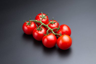 Siyah bir arka plan üzerinde güzel kırmızı domates.