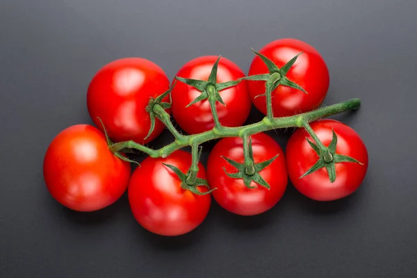 검은 배경에 아름다운 빨간 토마토, 닫기. 로열티 프리 스톡 이미지