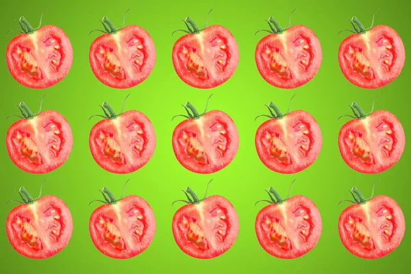 Patrón vegetal de tomates rojos en rodajas fondo verde . — Foto de Stock