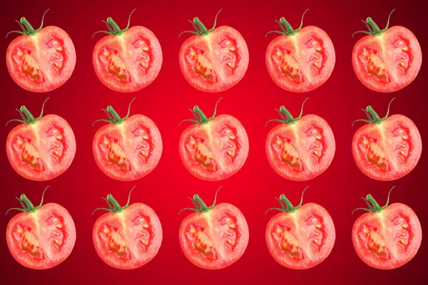 Patrón vegetal de tomates rojos en rodajas fondo rojo. Asiento plano, vista superior. Fondo alimentario . — Foto de Stock