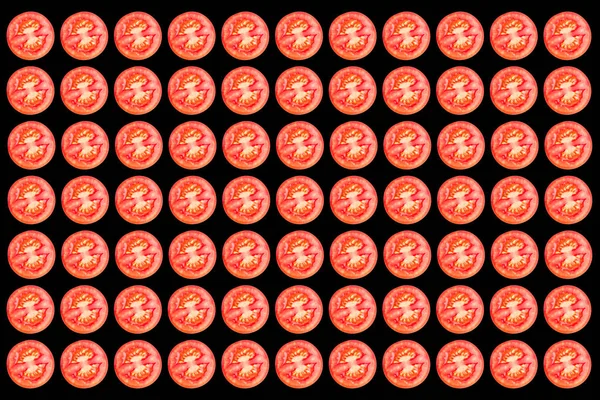 Овочевий візерунок з червоних помідорів нарізаний чорний фон. Плоский простір, вид зверху. Фундамент їжі . — стокове фото