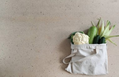 Sıfır atık gıda ve plastik ücretsiz alışveriş konsepti. Sebze - kabak, salatalık, karnabahar, mısır- pamuk torbaiçinde. Yeşil diyet